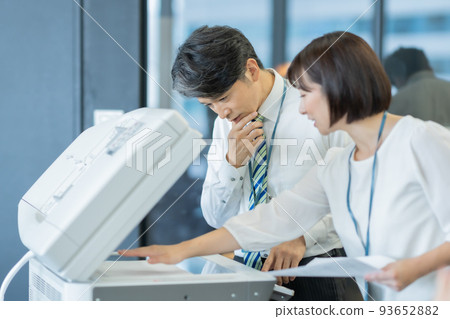 女工作人員教老兵如何使用複印機 女工作人員教老兵如何使用複印機 93652882
