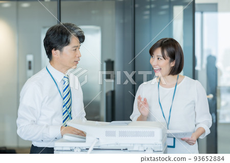 女員工在辦公室與老闆交談 93652884