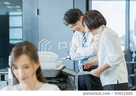 一個不會復制的男人和一個教書的女人的商業場景 一個不會復制的男人和一個教書的女人的商業場景 93652885