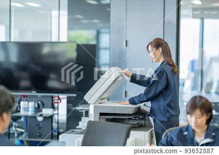Businessman in work clothes working in the office 93652887