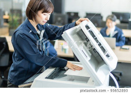 在辦公室工作的穿著工作服的女工程師 93652893