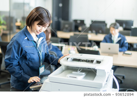 Female engineer in work clothes working in the office 93652894