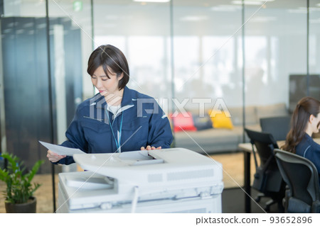 工作服的工程師在辦公室工作 93652896