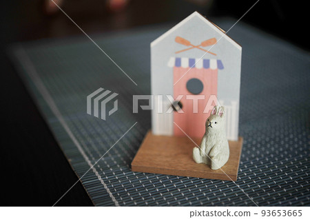 可愛的木雕兔子雕像 可愛的木雕兔子雕像 93653665