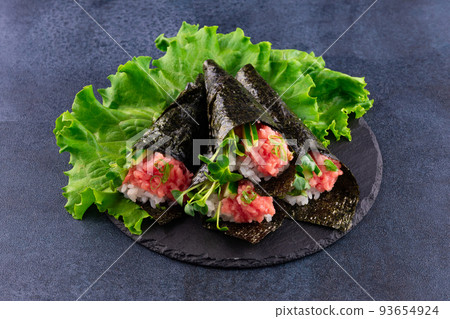 Seared tuna sushi roll, green onion roll Seared tuna sushi roll, green onion roll 93654924