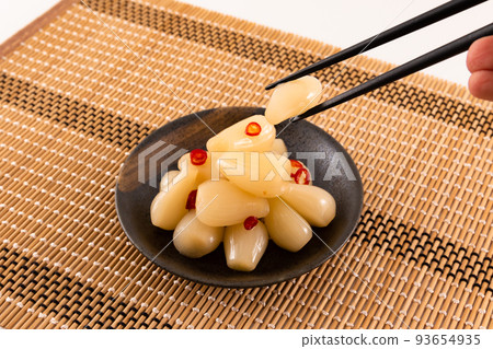 用筷子放在小碗裡的辣醃鱈魚子，家常菜 93654935