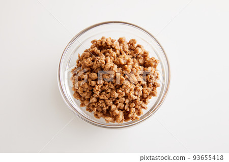 玻璃碗中的大豆肉 玻璃碗中的大豆肉 93655418