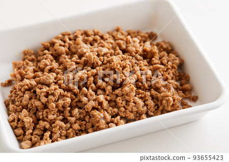 Soy meat in a white enamel vat 93655423