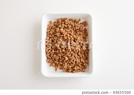 白色搪瓷桶中的大豆肉 93655500