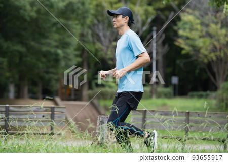 middle man enjoying running 93655917