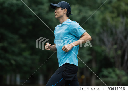 middle man enjoying running 93655918