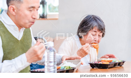 Rehabilitation center lunch scene 93656630