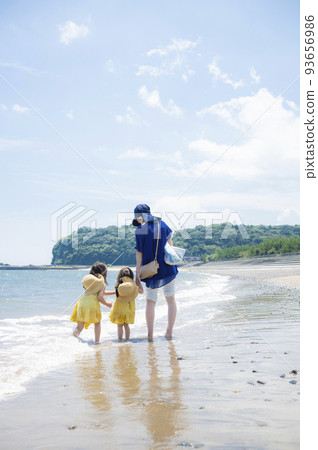 仲夏海灘、藍天和父母和孩子 93656986