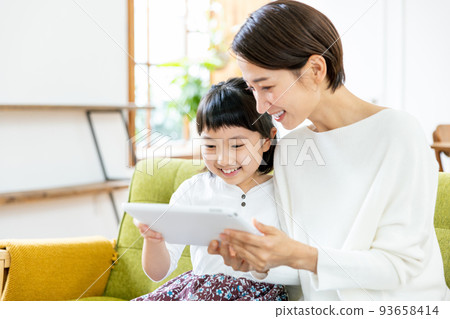 與父母和孩子一起操作平板電腦 93658414