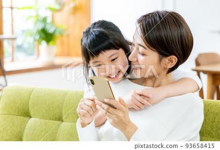 父母和孩子看智能手機 93658415