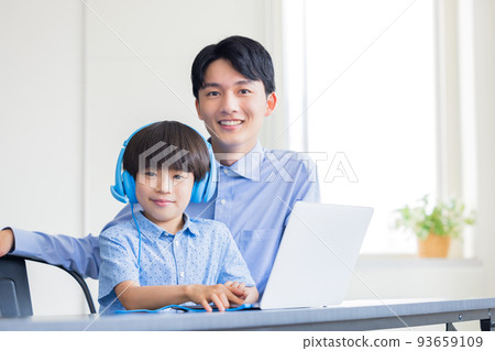 女孩上課，使用一台電腦 93659109