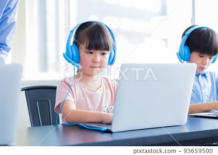 女孩上課，使用一台電腦 93659500