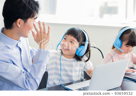 女孩上課，使用一台電腦 93659532