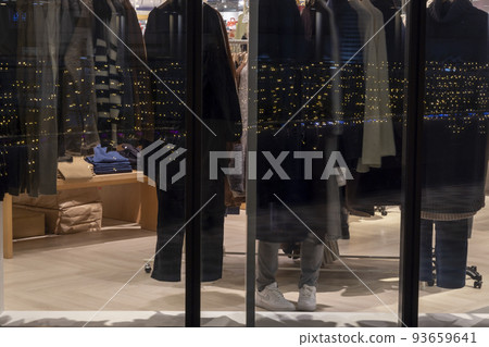 透過顧客選擇他們的玻璃、衣服和風景-2 93659641