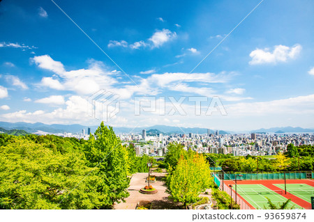 從廣島市西部的高地（龍王公園）附近可以看到從東部到南部的整個城市。可以看到瀨戶內海 93659874
