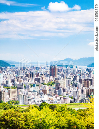 A view of Koami-cho in Hiroshima City from the vicinity of the hill (Ryuo Park) in the western part of Hiroshima City. You can see Motoujina Park in the distance. 93659879