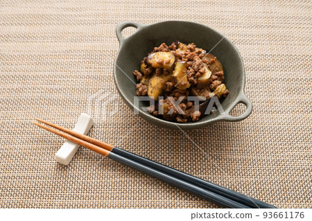 Stir-fried eggplant and minced meat Stir-fried eggplant and minced meat 93661176