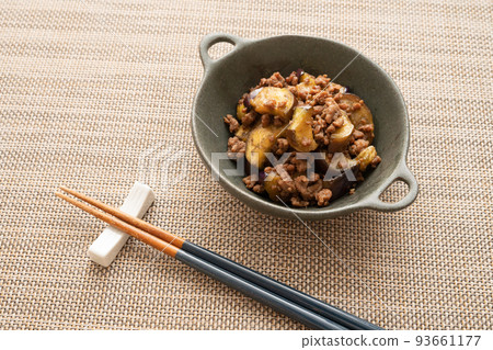 Stir-fried eggplant and minced meat 93661177