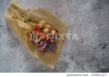 石頭上的干花 93661227