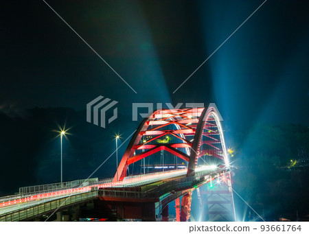 這是第二翁多橋的夜景。為防止翁多橋的長期交通擁堵而建造。使用了日本最好的技術。 這是第二翁多橋的夜景。為防止翁多橋的長期交通擁堵而建造。使用了日本最好的技術。 93661764