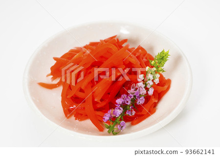 小盤子上的紅醃薑絲,在白色背景下拍照 小盤子上的紅醃薑絲,在白色背景下拍照 93662141