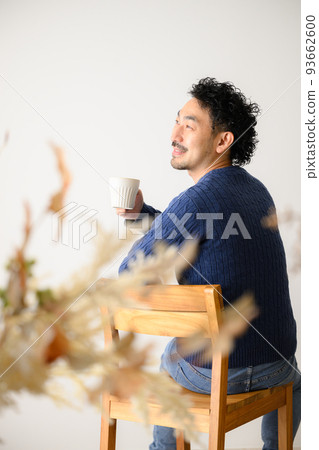 Bearded man drinking coffee Autumn 93662600