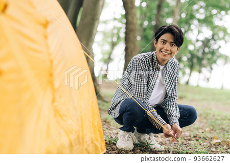 喜歡獨自露營的男人/搭帳篷的男人 93662627