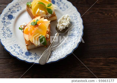 吐司配白軟乾酪和水果 93663177