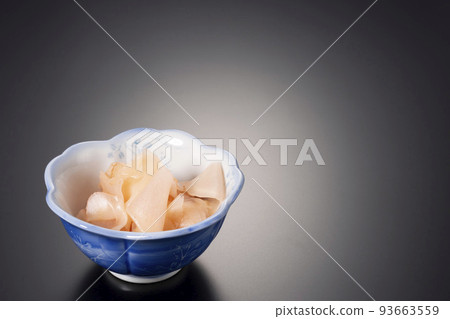 黑色背景下小碗裡的糖醋醃姜 93663559