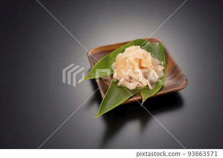 木盤上甜醃薑的黑色背景照片 93663571