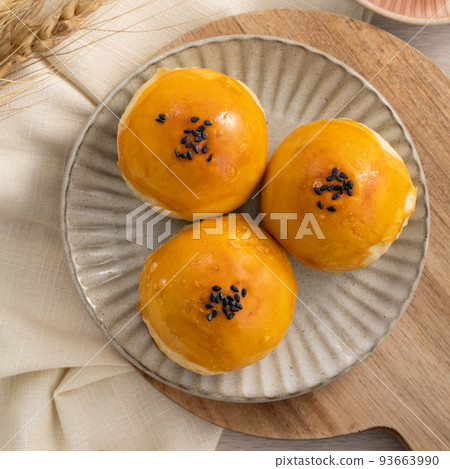 Mid-Autumn Festival Moon Cake Egg Yolk Pastry Mid-Autumn Festival Moon cake げっぺい 93663990