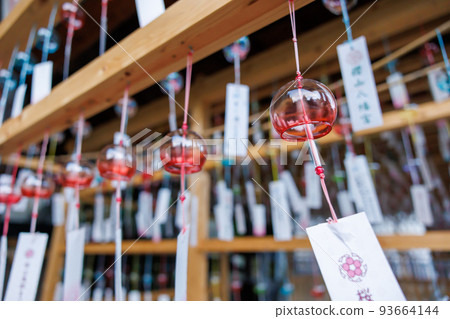 Wind chimes swaying in the wind at Sakurayama Hachimangu Shrine 93664144
