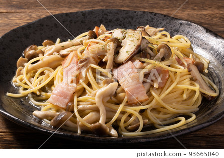 日式蘑菇意大利面(香菇、金針菇、Shimeji)醬油黃油 日式蘑菇意大利面(香菇、金針菇、Shimeji)醬油黃油 93665040