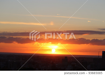 來自落日的光條照亮了雲層 93665085