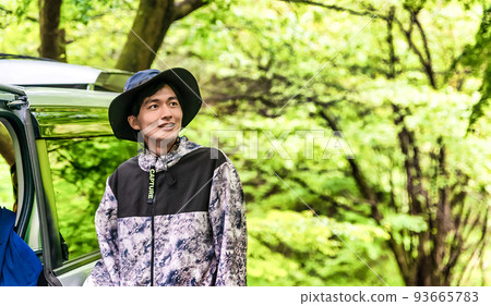 前往徒步旅行的年輕人 前往徒步旅行的年輕人 93665783