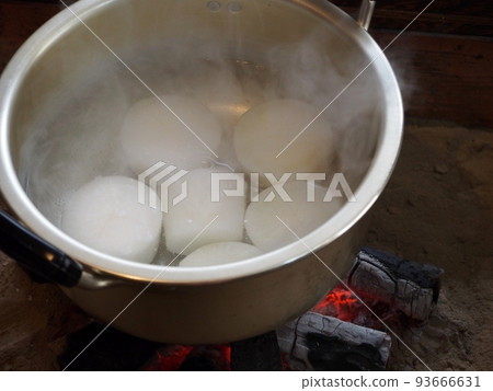 Boil radishes Boil radishes 93666631