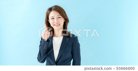 指向藍色後面的女商人 93666800