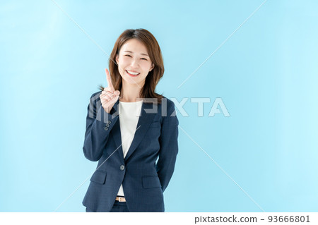 指向藍色後面的女商人 93666801