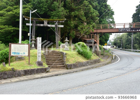 三島市:山中城跡(山中城跡公園)國道1號入口、駒形諏訪神社牌坊和新鮮的綠地 三島市:山中城跡(山中城跡公園)國道1號入口、駒形諏訪神社牌坊和新鮮的綠地 93666968