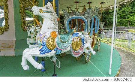 遊樂園裡的昭和復古旋轉木馬 93667463