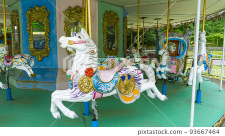 遊樂園裡的昭和復古旋轉木馬 遊樂園裡的昭和復古旋轉木馬 93667464