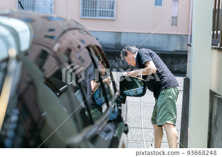 A man who washes cars A man who washes cars 93668248