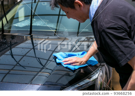 一個洗車的男人 93668256