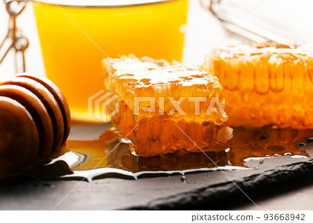 Honeycomb on slate tray on kitchen table macro view 93668942