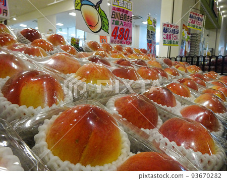 超市水果區桃子宣傳的產品 超市水果區桃子宣傳的產品 93670282